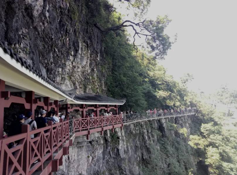 Lối đi lưng chừng núi