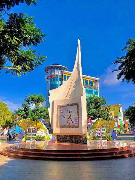Khu vực Công viên Bia chiến thắng Long Khánh ngày bình thường sẽ là phố đi bộ sầm uất nhộn nhịp