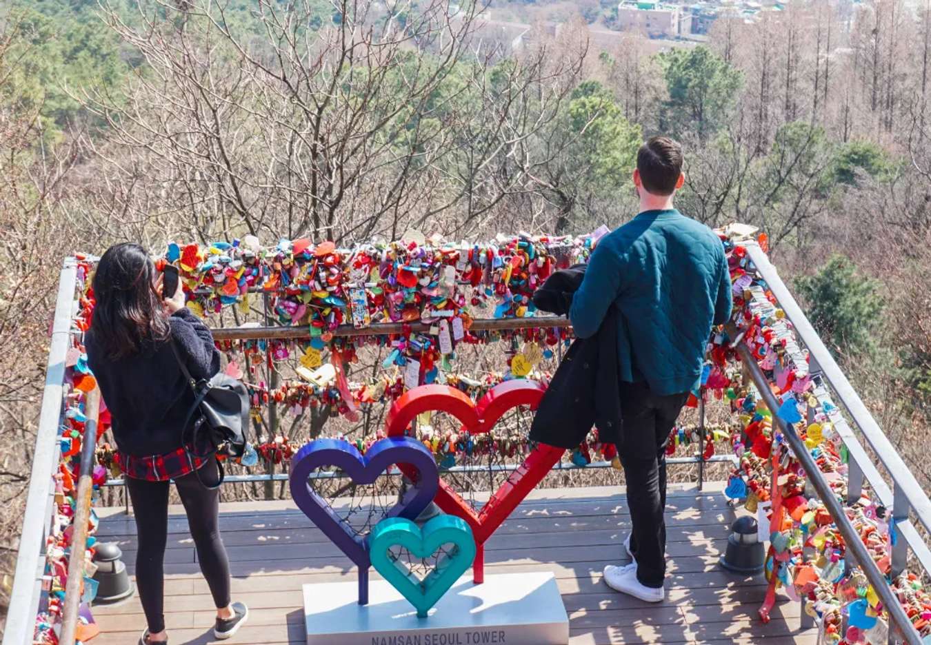 N Seoul Tower được xem “điểm hẹn tình yêu” hoặc “thiên đường ổ khoá” vì nơi đây có hàng triệu ổ khóa 