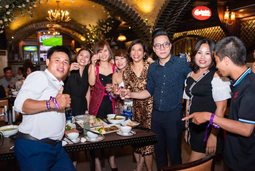 Hình ảnh du khách thưởng thức bữa tiệc tại nhà hàng 
