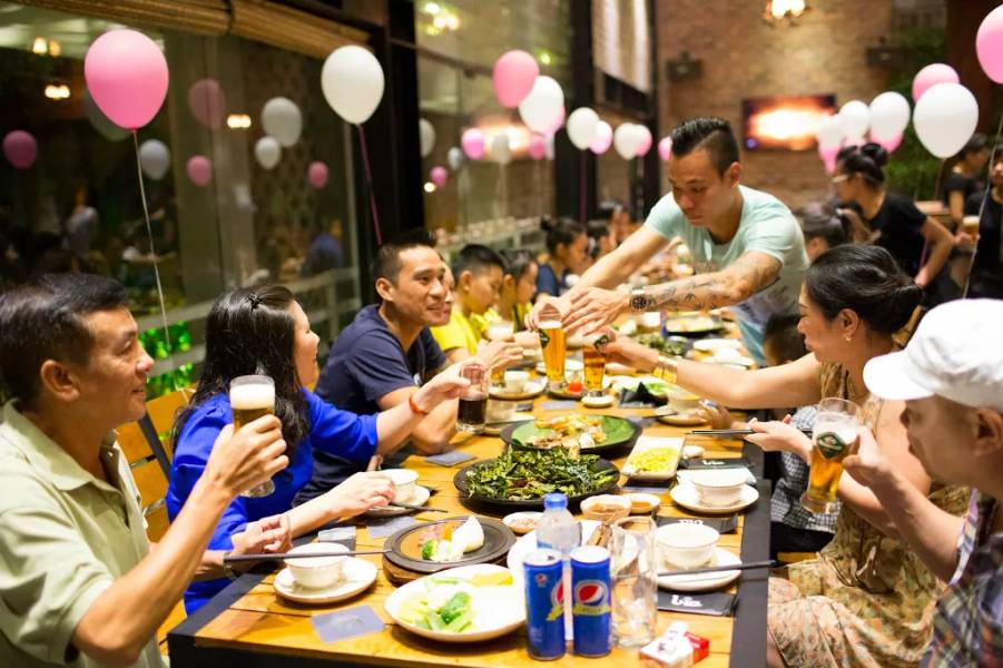 Hình ảnh thực khách thưởng thức bữa tiệc tại nhà hàng 