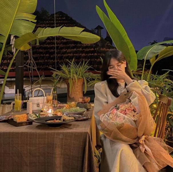 Một số hình ảnh du khách thưởng thức bữa tiệc tại nhà hàng 