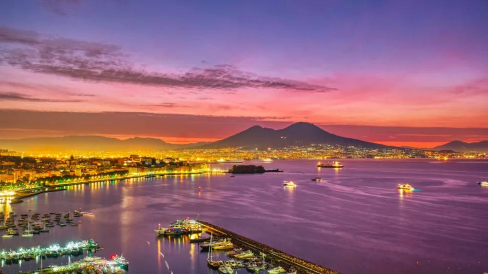 Núi lửa Vesuvius là điểm đến của nhiều du khách ưa thích khám phá, trải nghiệm