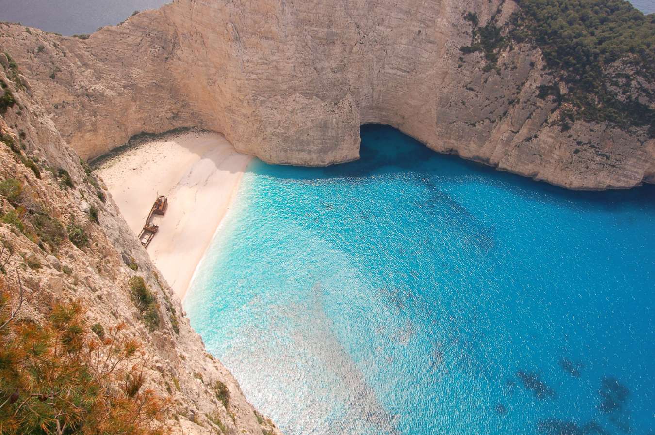 Pantai Navagio di Yunani