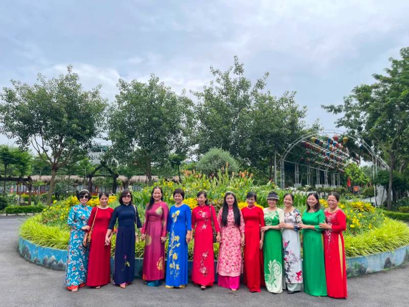 Nhiều du khách với nhiều lứa tuổi và các hoạt động trải nghiệm khác nhau tại Phù Đổng Green Park 
