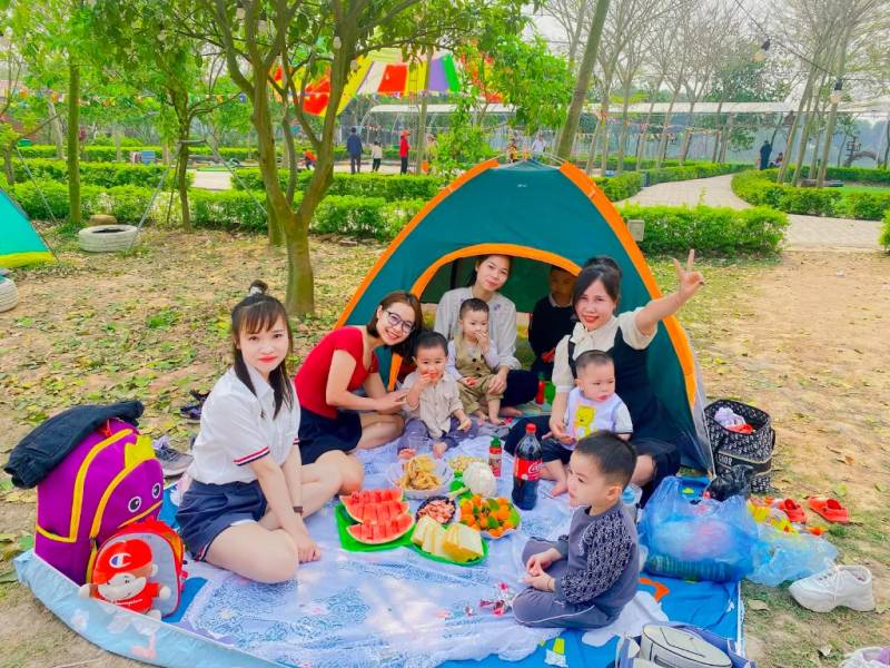 Các gia đình có thể tổ thuê lều cắm trại, tổ chức picnic ngoài trời 