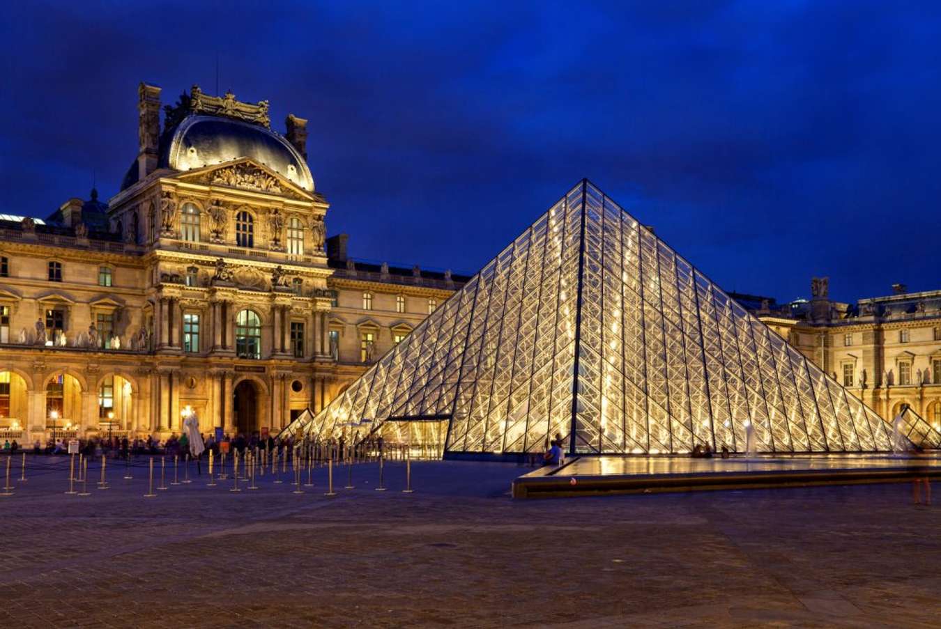 10 Wisata Malam di Paris, dari Atraksi Hemat sampai Naik Cruise