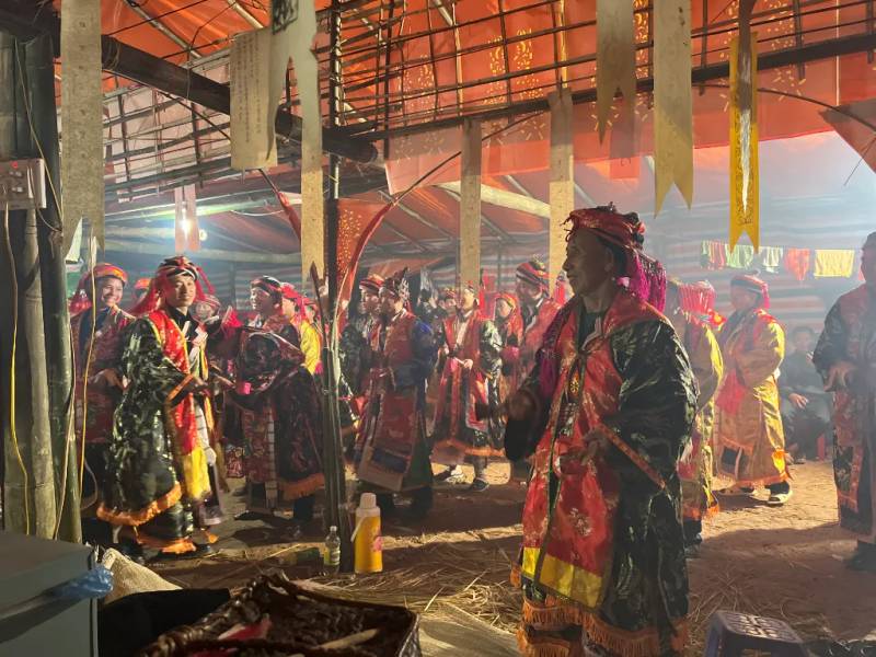 Những người tham gia đang thực hiện phần lễ