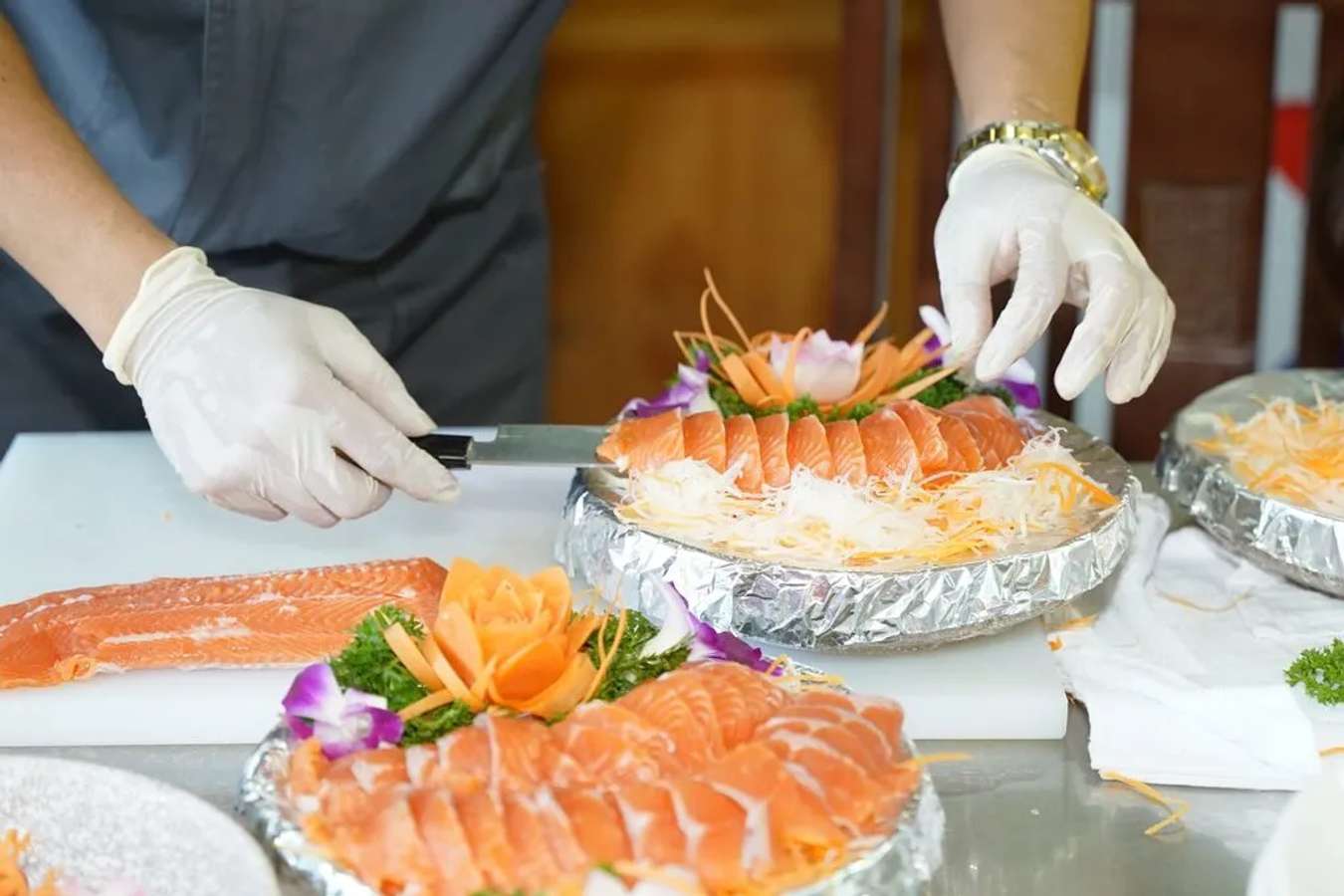 Sashimi cá hồi thái lát