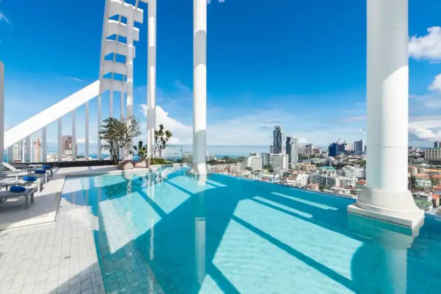 Bể bơi của khách sạn Arbour Hotel and Residence