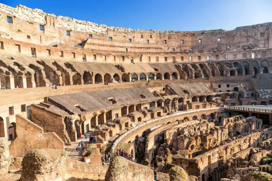 Khán đài rộng lớn ở đấu trường La Mã Colosseum có thể chứa tới 50,000 khán giả @Shutterstock
