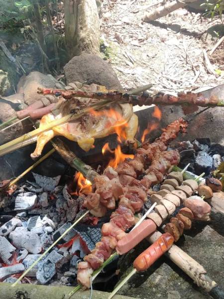 Nướng đồ ăn ngay cạnh thác Vạn Mơ là trải nghiệm khó quên