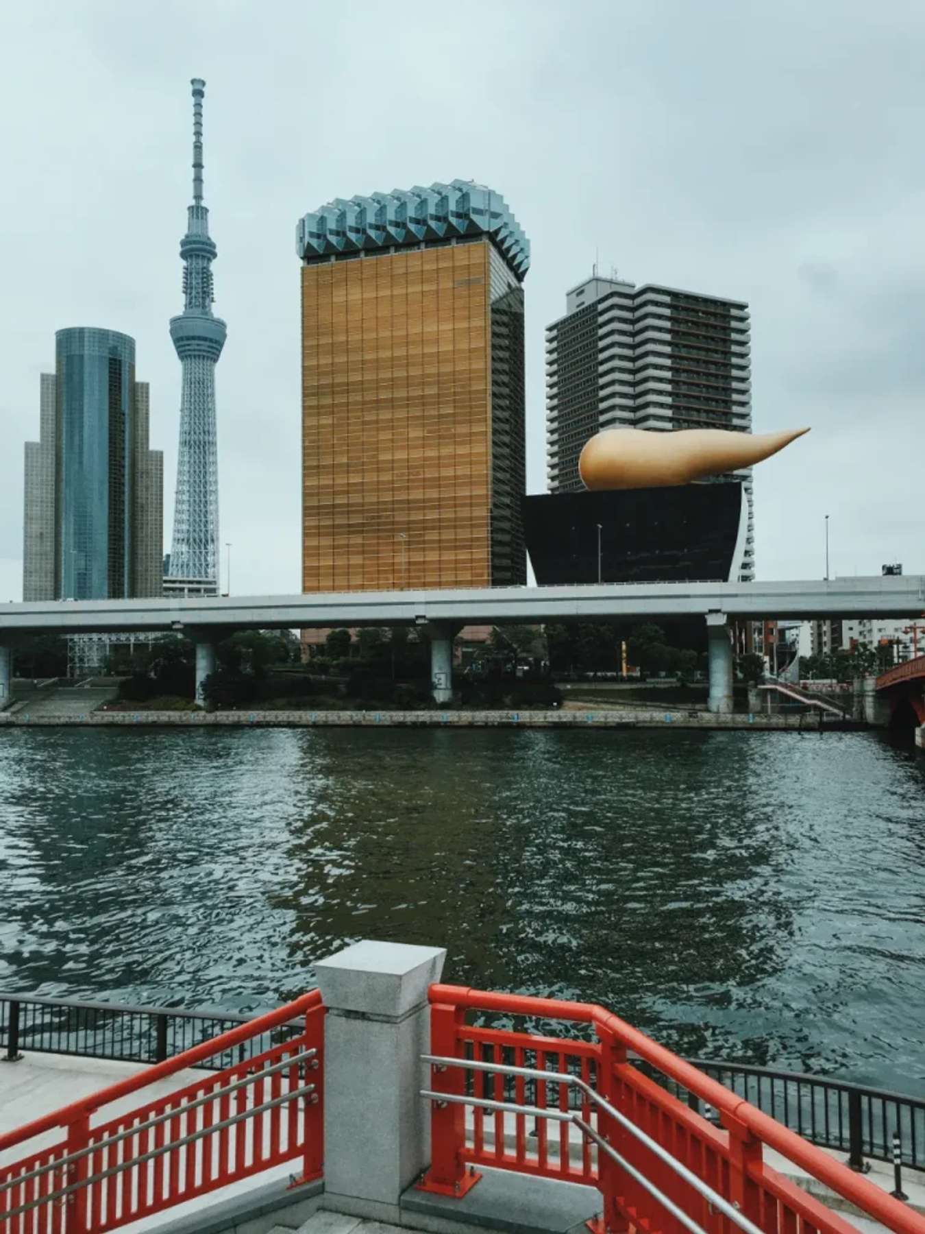 Khi đi dạo từ ga Asakusa qua cầu trên sông Sumida sẽ thấy tháp Skytree rất rõ

