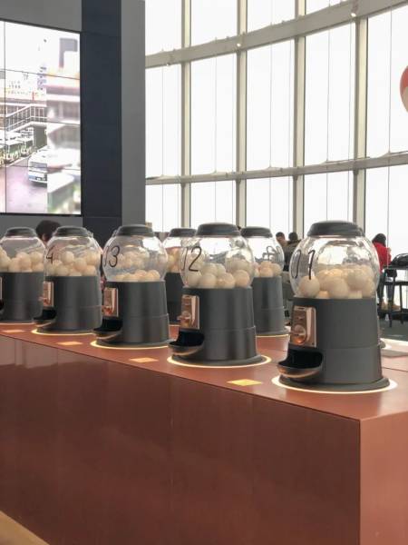 Có cả quầy cafe tự pha chế view thành phố cho du khách ghé thăm đài quan sát Roppongi

