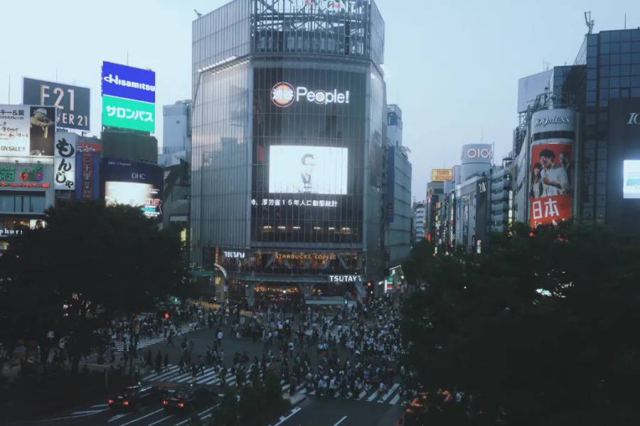 Shibuya đông đúc với hàng ngàn người qua lại mỗi lần đèn đỏ
