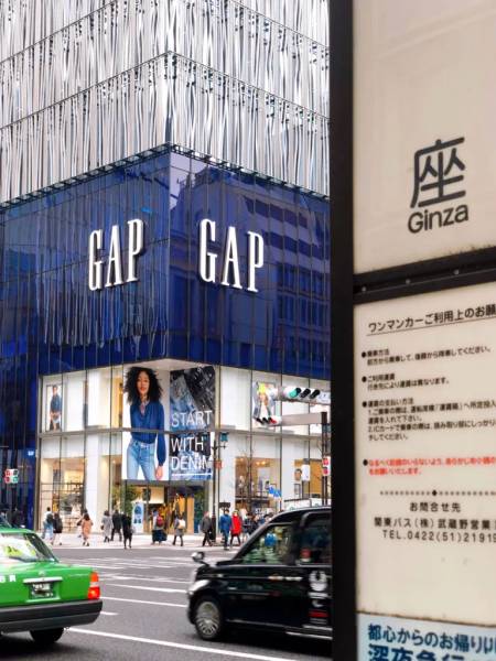 Ga Ginza và khu phố nơi tập trung rất nhiều thương hiệu thời trang, mỹ phẩm cao cấp
