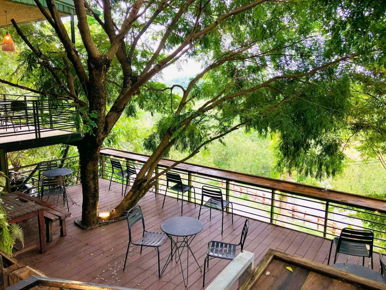 Khu vực cafe ngoài trời cực chill với view tự nhiên xanh mát