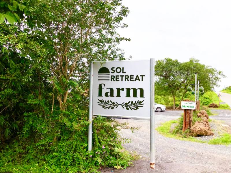 Biển hiệu Sol Retreat Farm chào đón bạn từ xa