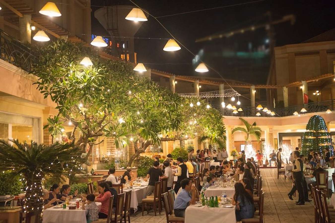 Địa Điểm ăn uống ngoài trời tại khách sạn Grand Hotel