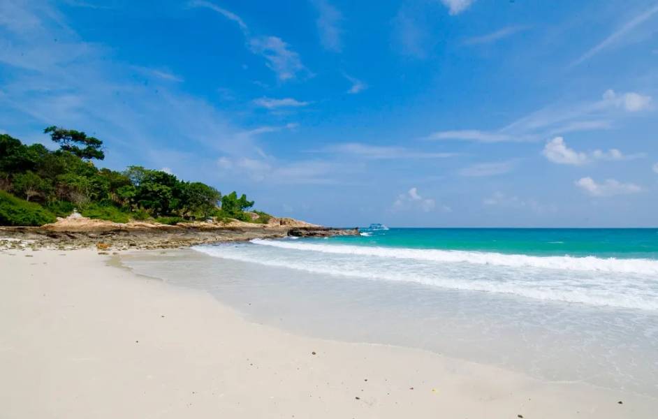 Bãi biển Hat Sai Kaew nổi tiếng trên đảo Koh Samet