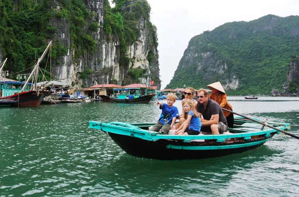 TOP 5 Kinh Nghiệm Du Lịch Khám Phá Vẻ Đẹp Làng Chài Cửa Vạn