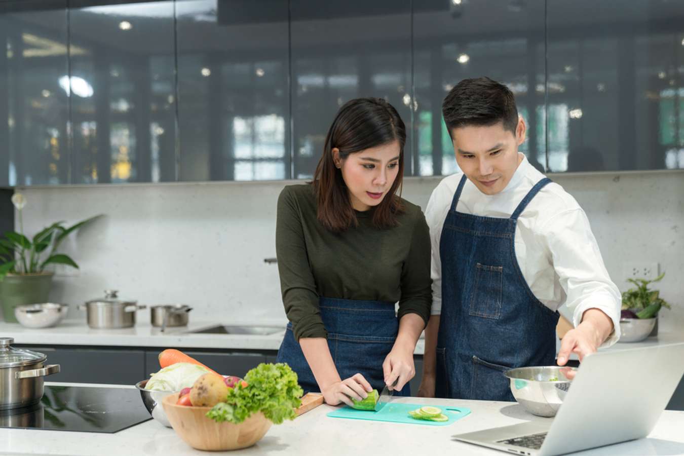 10-indoor-romantic-activities-in-singapore-for-couples