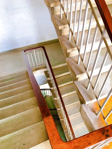 Lối lên tầng 2 mang dáng vẻ thời “ông bà anh” rất yên bình