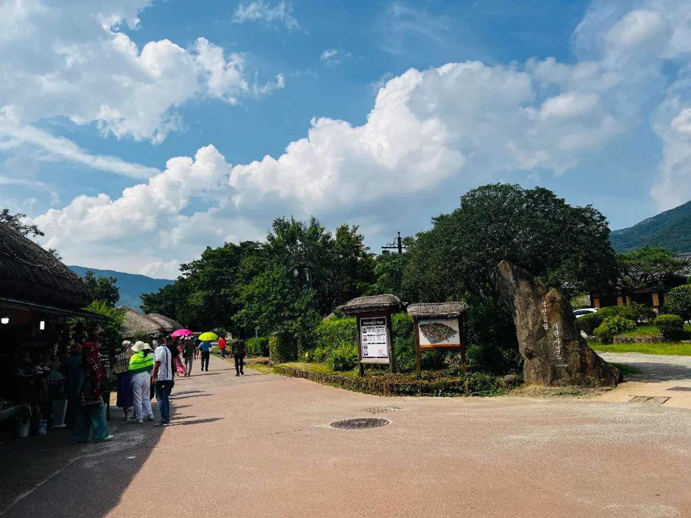 Ngày nay làng cổ mở cửa để đón du khách tới tham quan - du lịch Suncheon