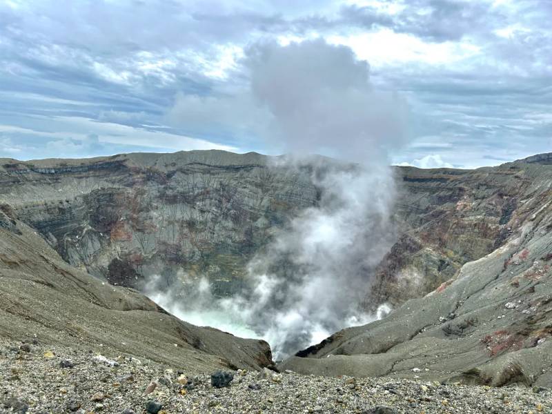 Miệng núi lửa Aso Nakadake từ góc nhìn của Crater 1