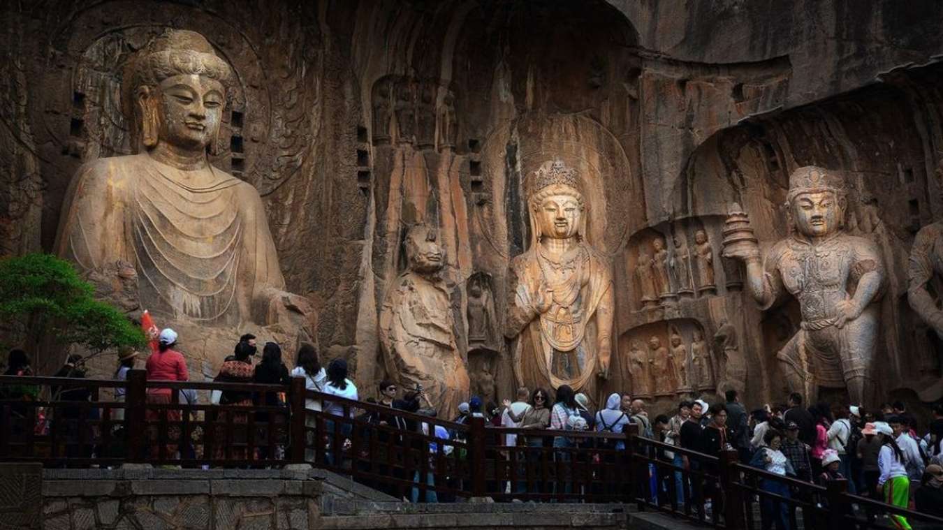 tham quan hang đá Long Môn