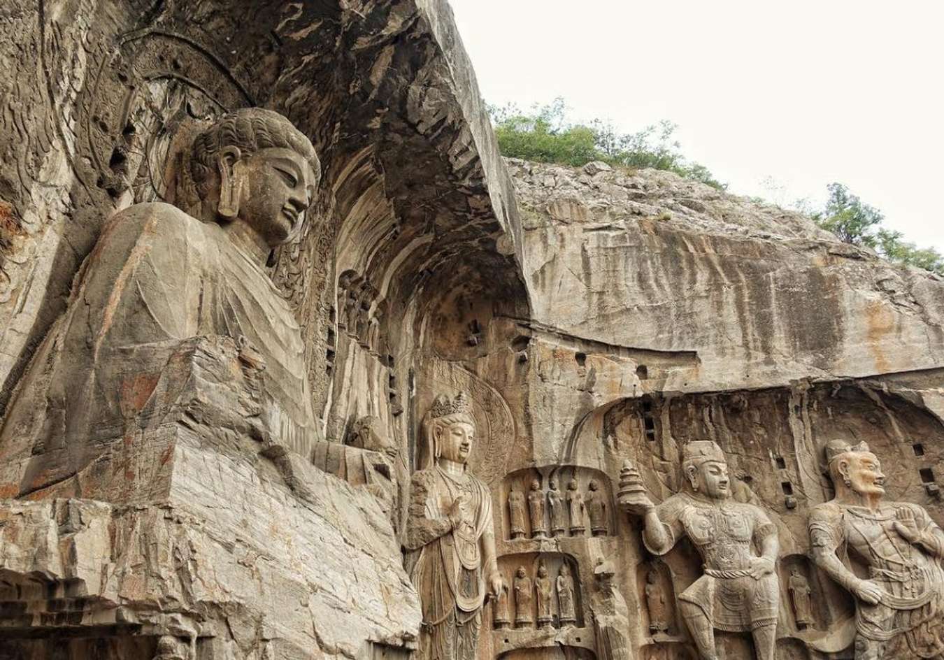 Hang giữa Tân Dương