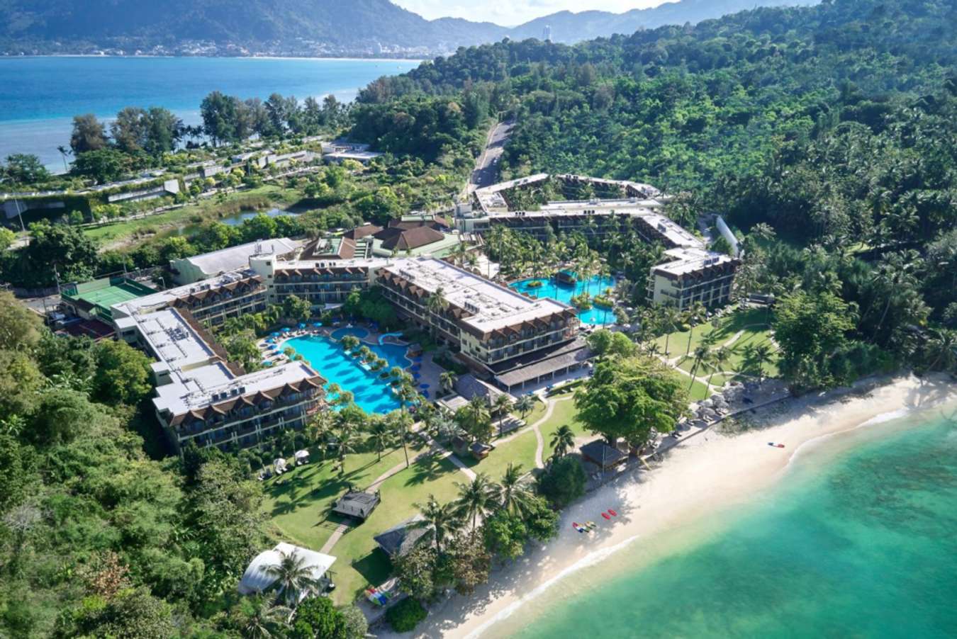 Khuôn viên rộng rãi và tách biệt khỏi ồn ào đô thị của Phuket Marriot Resort & Spa