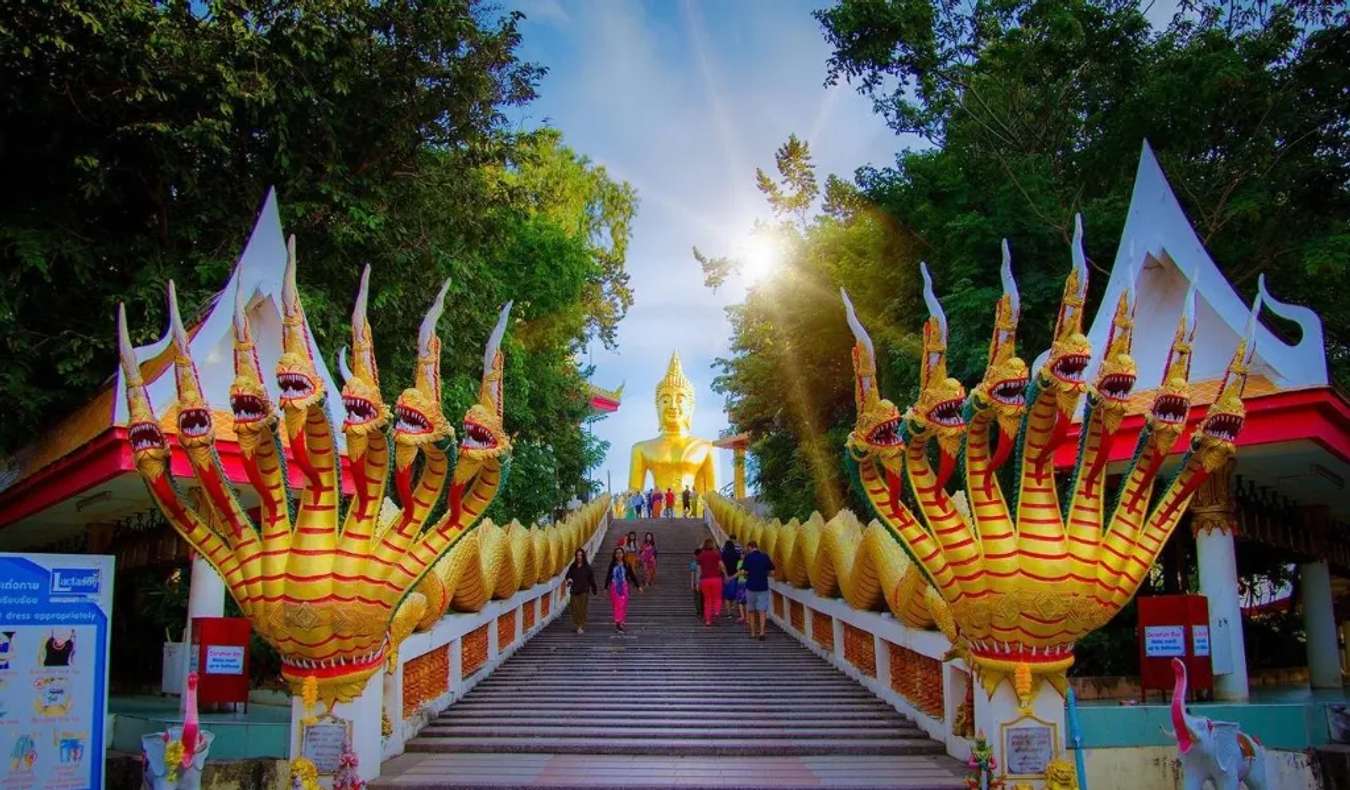 Chùa Wat Phra Yai: Kinh nghiệm khám phá Di sản văn hóa thế giới tại Thái Lan