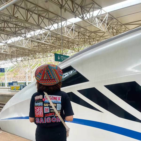 Tàu có thể chạy đến 200km/h, tàu có quang cảnh Côn Minh - Lệ Giang 
