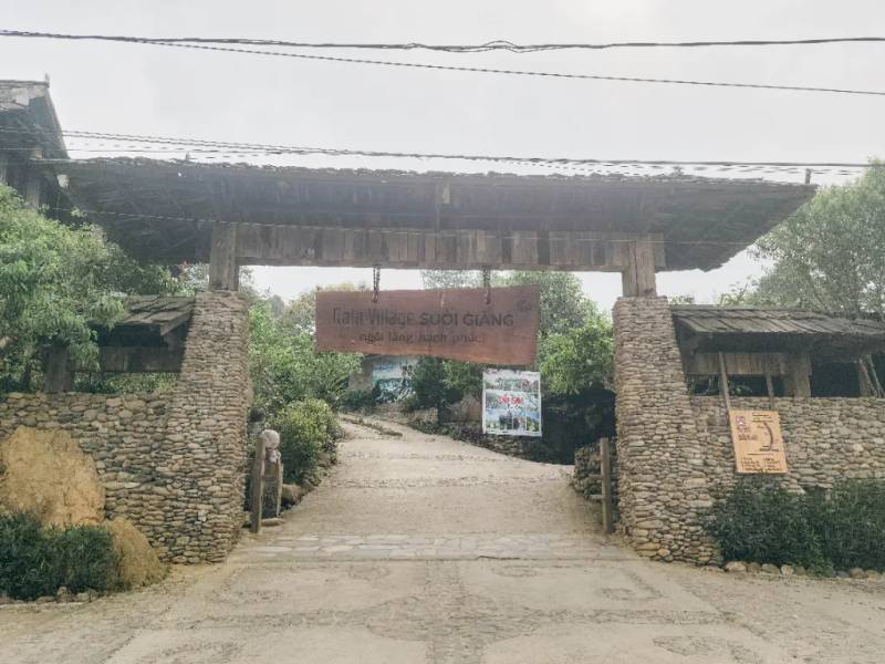 Cồng vào Nahi Village - Suối Giàng
