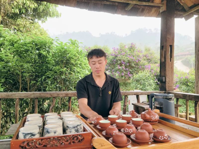 Ngồi ở chòi xem A Sáu pha trà và kể chuyện