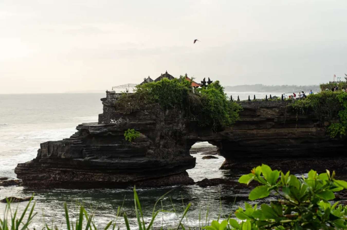 Đền Tanah Lot nằm trên tảng đá lớn giữa biển - Điểm đến ở Bali