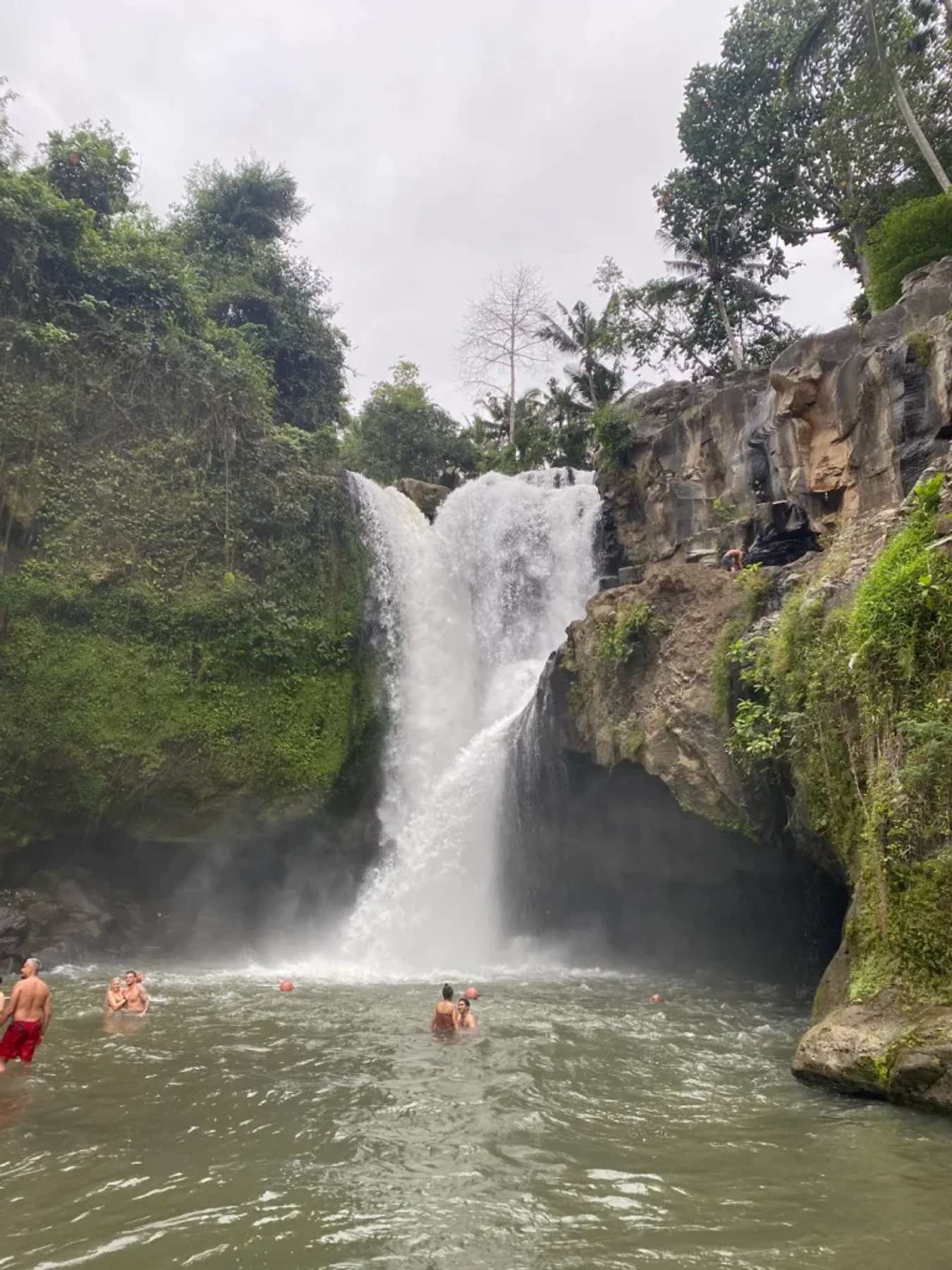 Thác nước Tegenungan đổ từ trên cao những mặt nước khá phẳng lặng - Điểm đến ở Bali