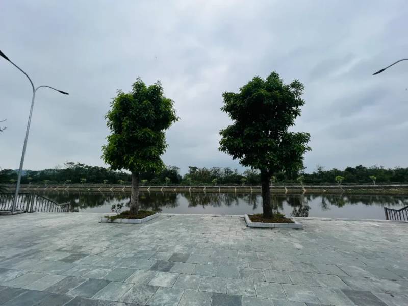 Con sông trước mặt cửa đền quan Hoàng
