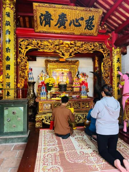 Mọi người đến lễ sẽ thường thuê một thầy cúng tới để kêu cầu
