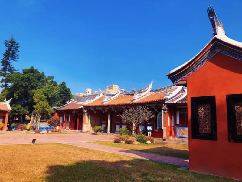 Đền Khổng Từ Đài Nam mang nét đẹp cổ kính với ngói cam, tường đỏ 
