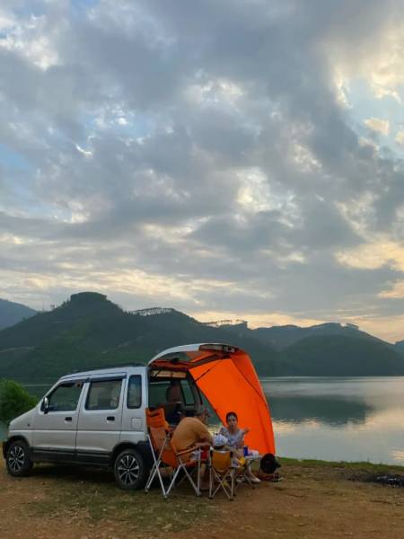 Cắm trại bên hồ dưới ánh hoàng hôn 
