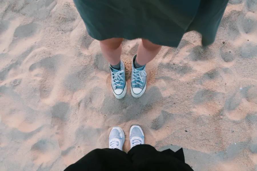 Những dấu chân trên cát