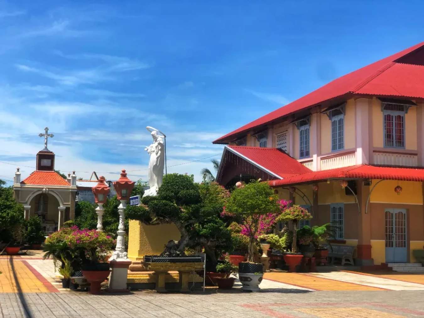 Mặt chính ngôi thánh đường Cù Lao Giêng