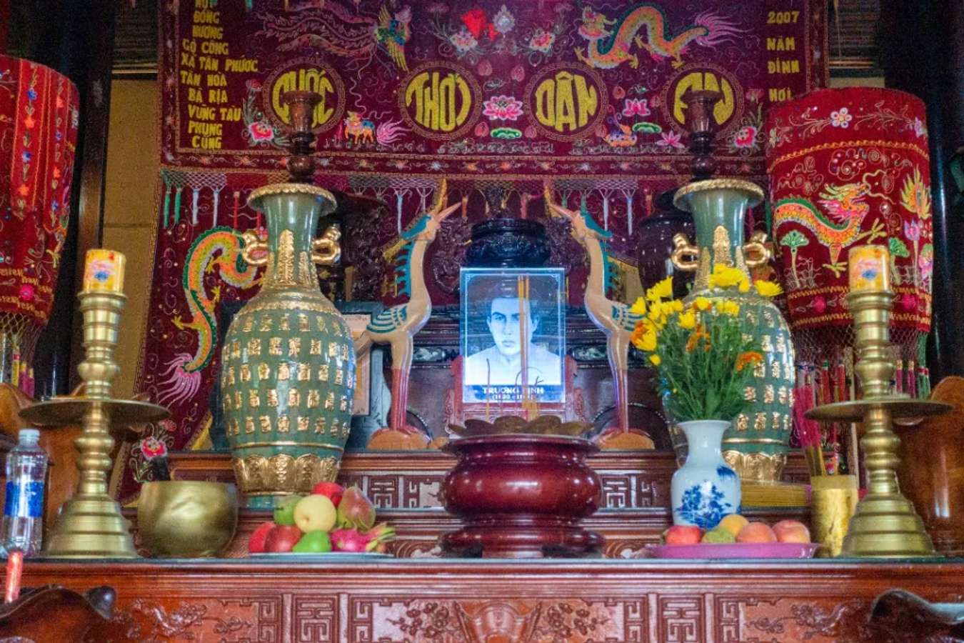 Án thờ Trương Định trong chính điện