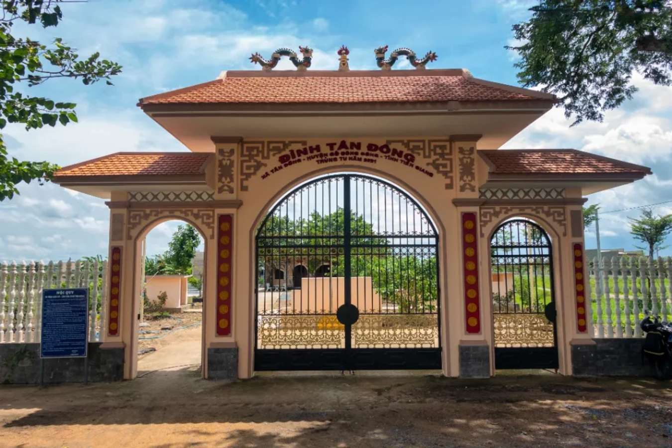 Cổng đình Tân Đông
