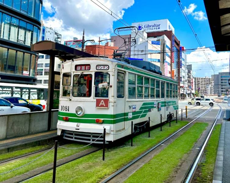 Những chiếc tram xinh xắn là một phương tiện giao thông công cộng đặc trưng ở thành phố Kumamoto
