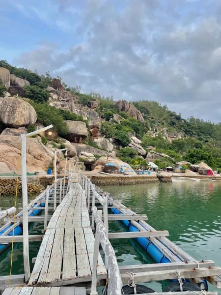 Lối lên đảo Đá Xích nè
