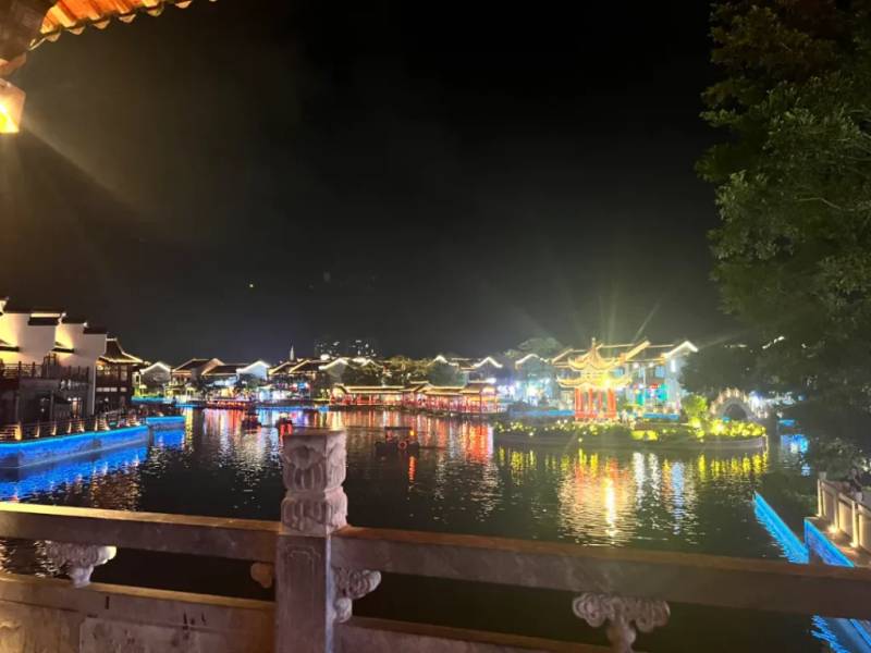 Tự do đi dạo chụp cảnh đêm bên bờ sông
