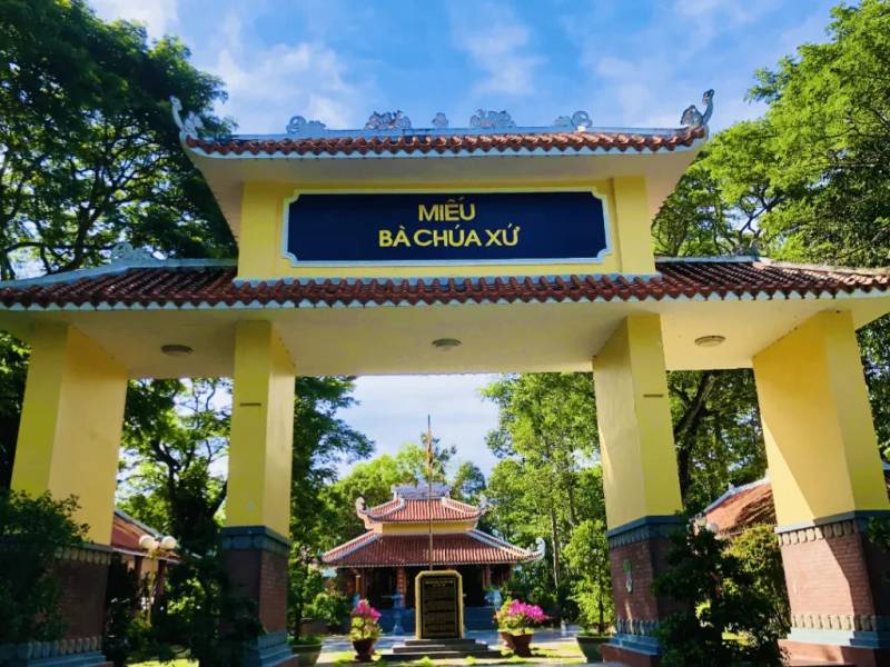Cổng vào miếu Bà Chúa Xứ
